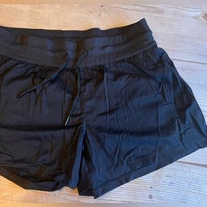 North face shorts, med